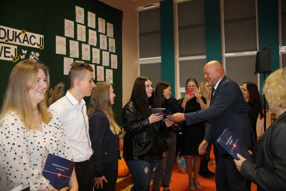 Powiat sztumski. Dzień Edukacji Narodowej i stypendia Starosty.