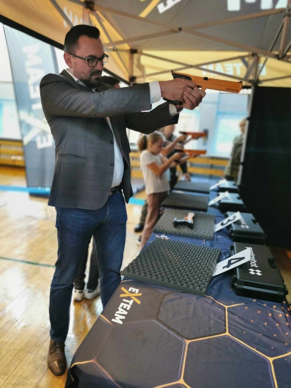 Gmina Miłoradz. Zawody Extreme Laser Run dla uczniów podstawówki.
