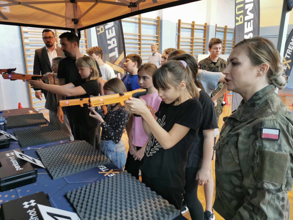 Gmina Miłoradz. Zawody Extreme Laser Run dla uczniów podstawówki.