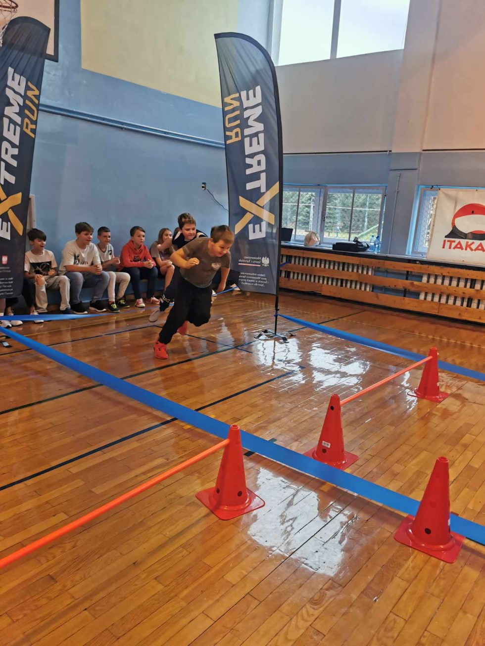 Gmina Miłoradz. Zawody Extreme Laser Run dla uczniów podstawówki.