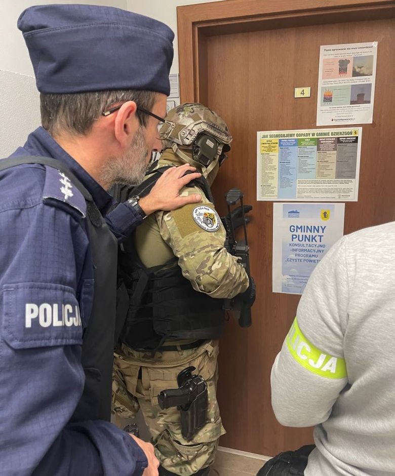 Dzierzgoń. Uzbrojeni napastnicy zabarykadowali się w Urzędzie Miasta – ćwiczenia służb mundurowych.