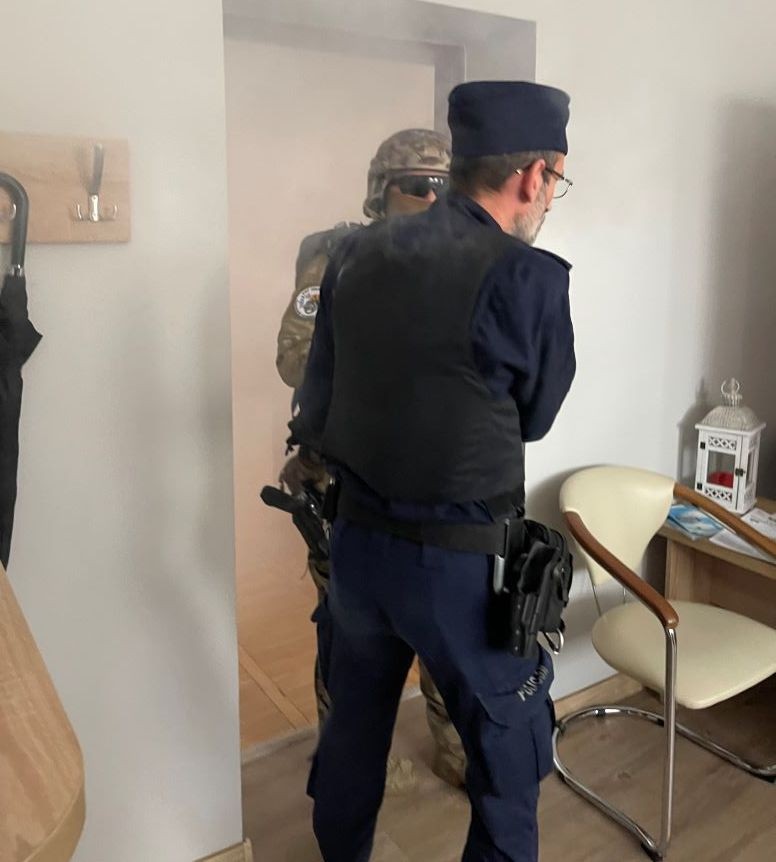 Dzierzgoń. Uzbrojeni napastnicy zabarykadowali się w Urzędzie Miasta – ćwiczenia służb mundurowych.