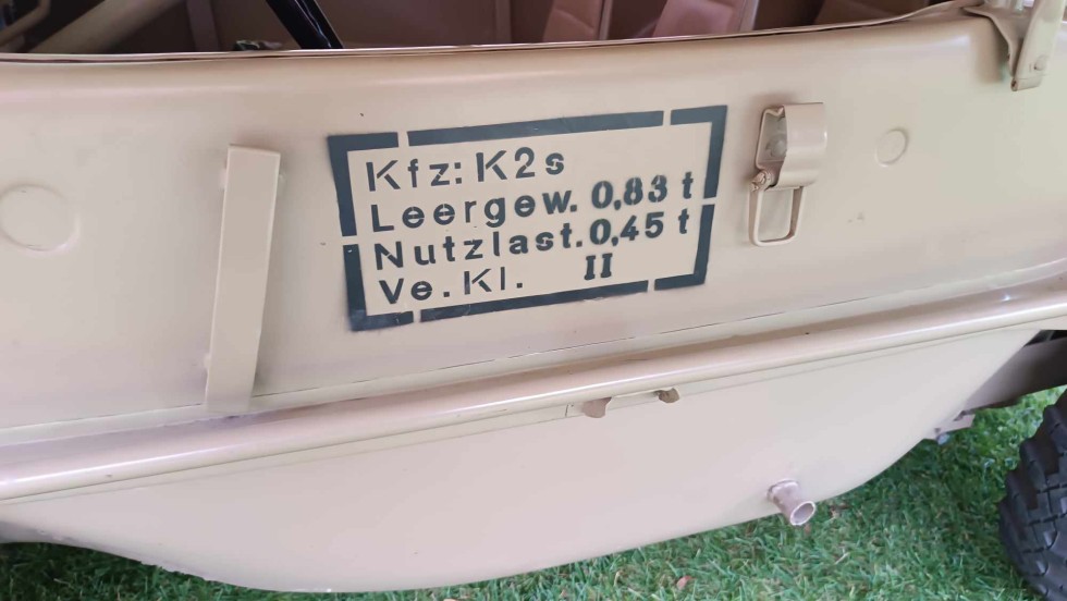Malbork. Wehikuł Pana Samochodzika na zamkowym dziedzińcu na wyciągnięcie ręki.