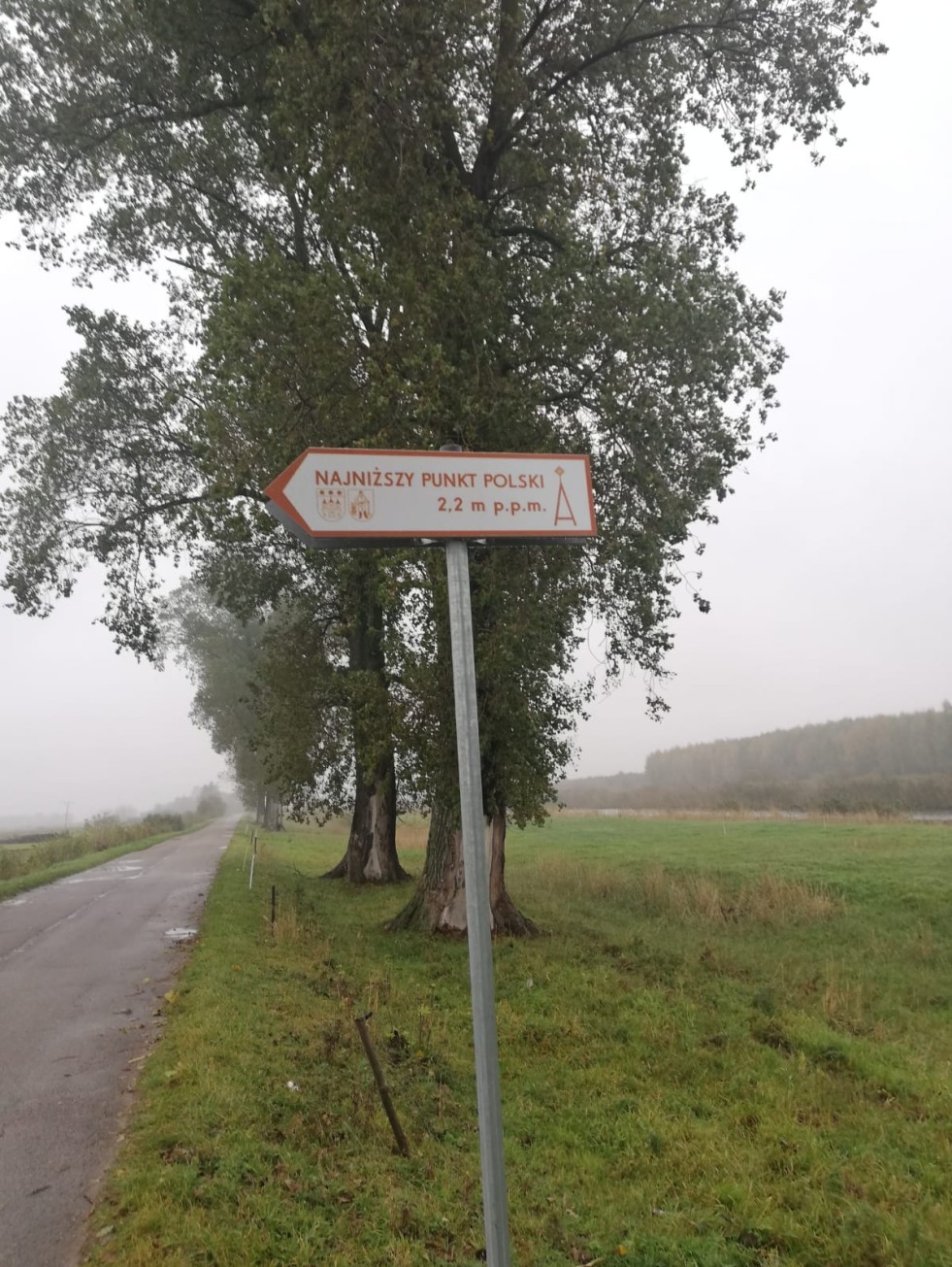 Powiat nowodworski. Dojazd do najniższego punktu w Polsce oznakowany.