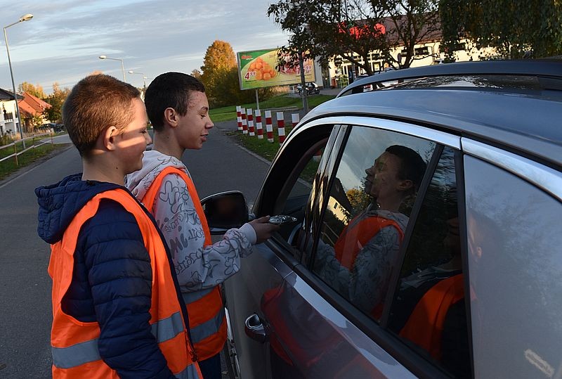 Malbork. Zielone Światło – wspólna akcja policjantów i uczniów.