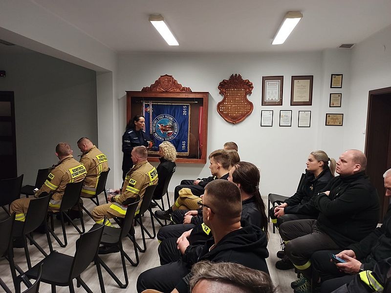 Malbork. Spotkanie policjantów z kandydatami do Ochotniczej Straży Pożarnej.