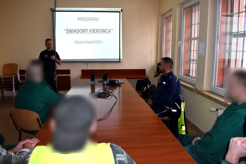 Malbork. Świadomy kierowca – spotkanie policjantów z osadzonymi w Zakładzie Karnym.