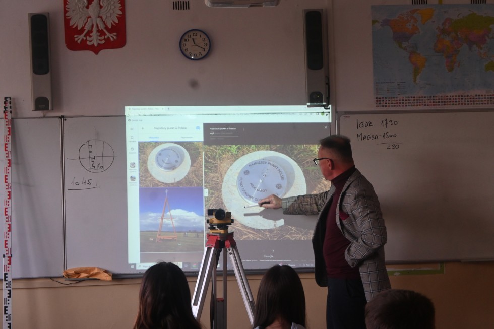 Lekcja geodezji ze Starostą Nowodworskim.