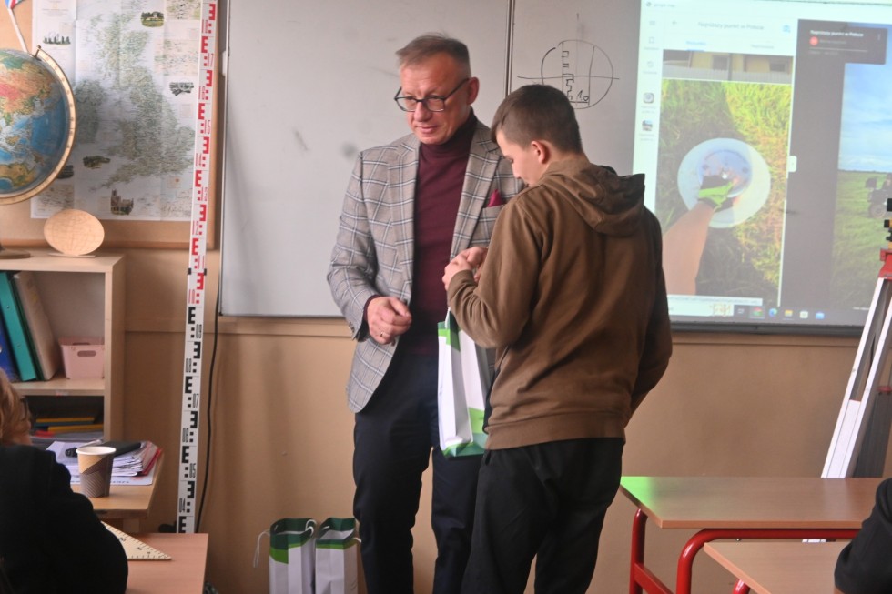 Lekcja geodezji ze Starostą Nowodworskim.