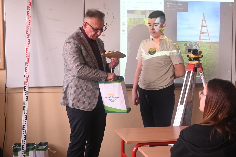 Lekcja geodezji ze Starostą Nowodworskim.