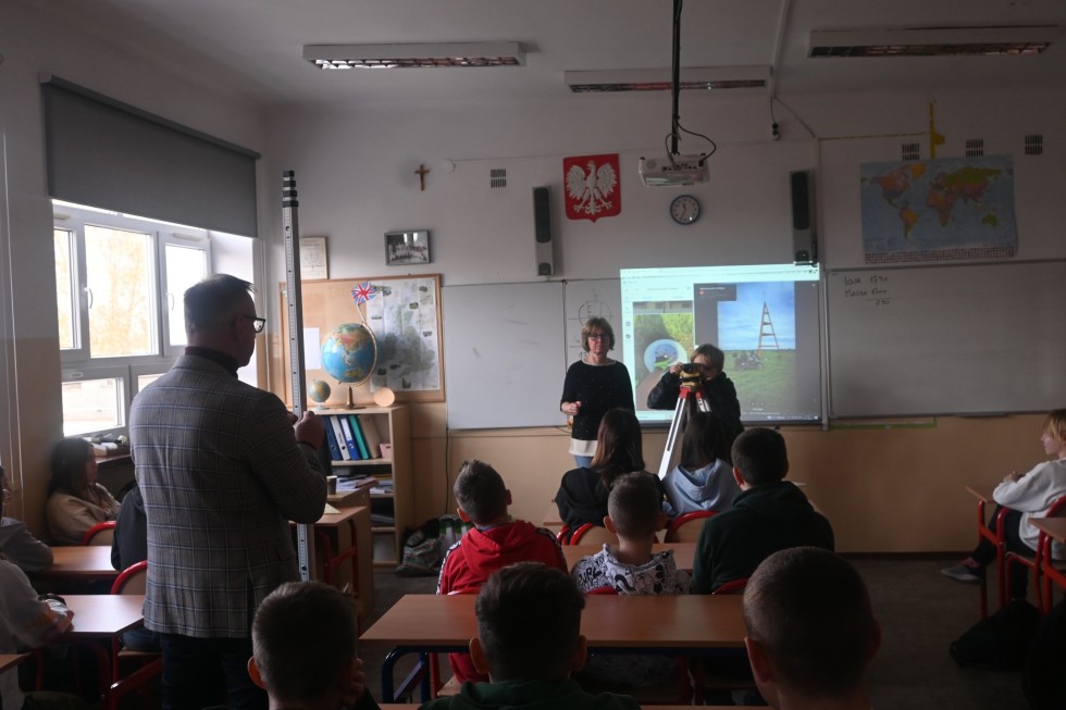 Lekcja geodezji ze Starostą Nowodworskim.