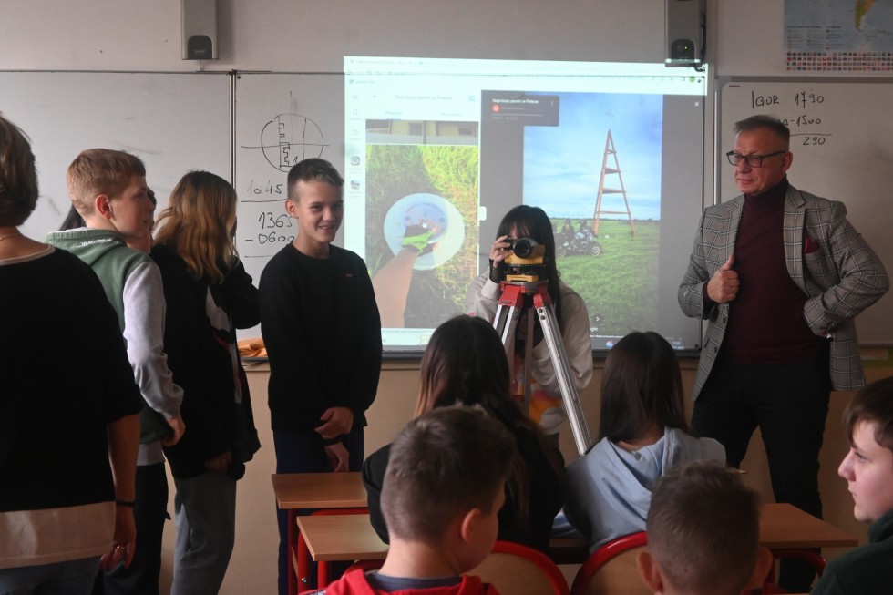 Lekcja geodezji ze Starostą Nowodworskim.