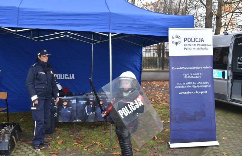 Malbork. Policjanci na Pikniku Niepodległościowym.
