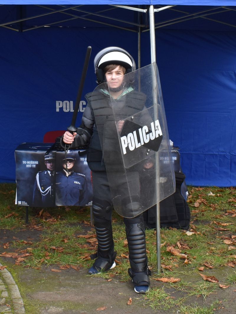Malbork. Policjanci na Pikniku Niepodległościowym.