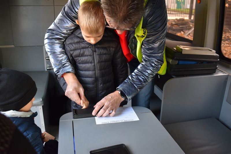 Malbork. Policjanci na Pikniku Niepodległościowym.