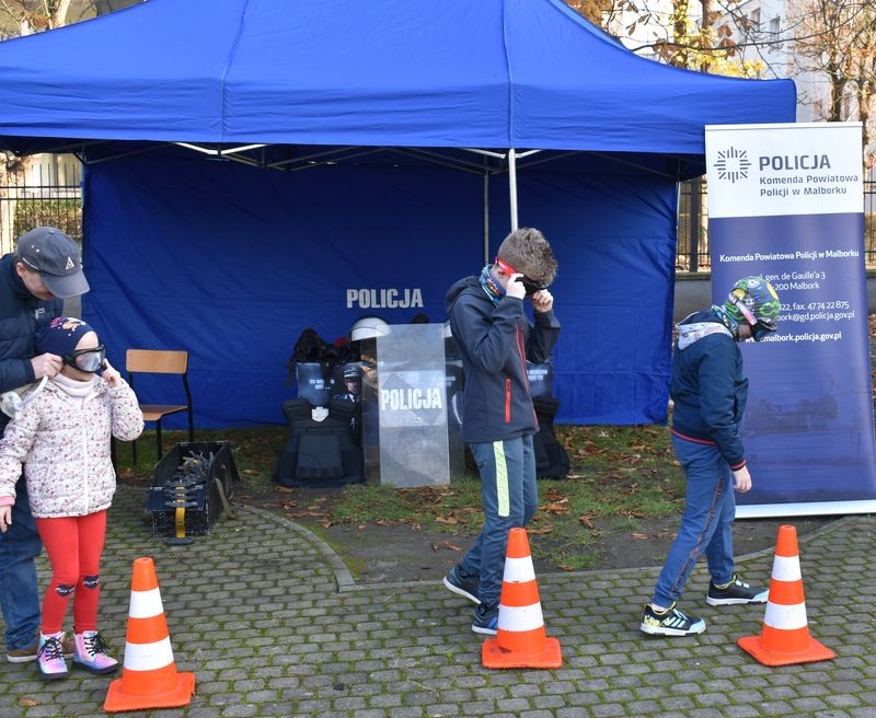 Malbork. Policjanci na Pikniku Niepodległościowym.