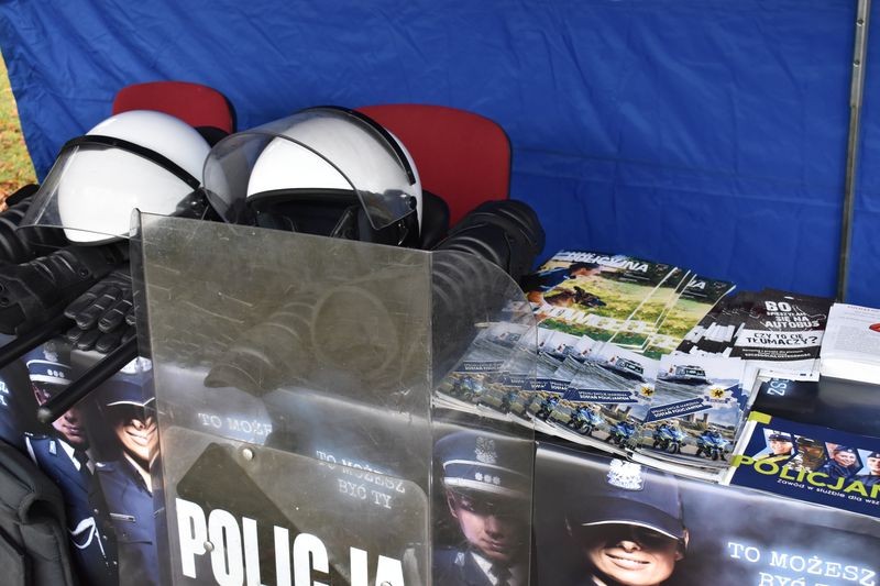 Malbork. Policjanci na Pikniku Niepodległościowym.