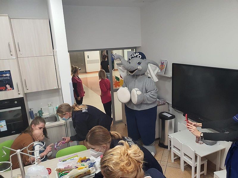 Malborscy policjanci z odwiedzinami w Klinice Pediatrii w Gdańsku.