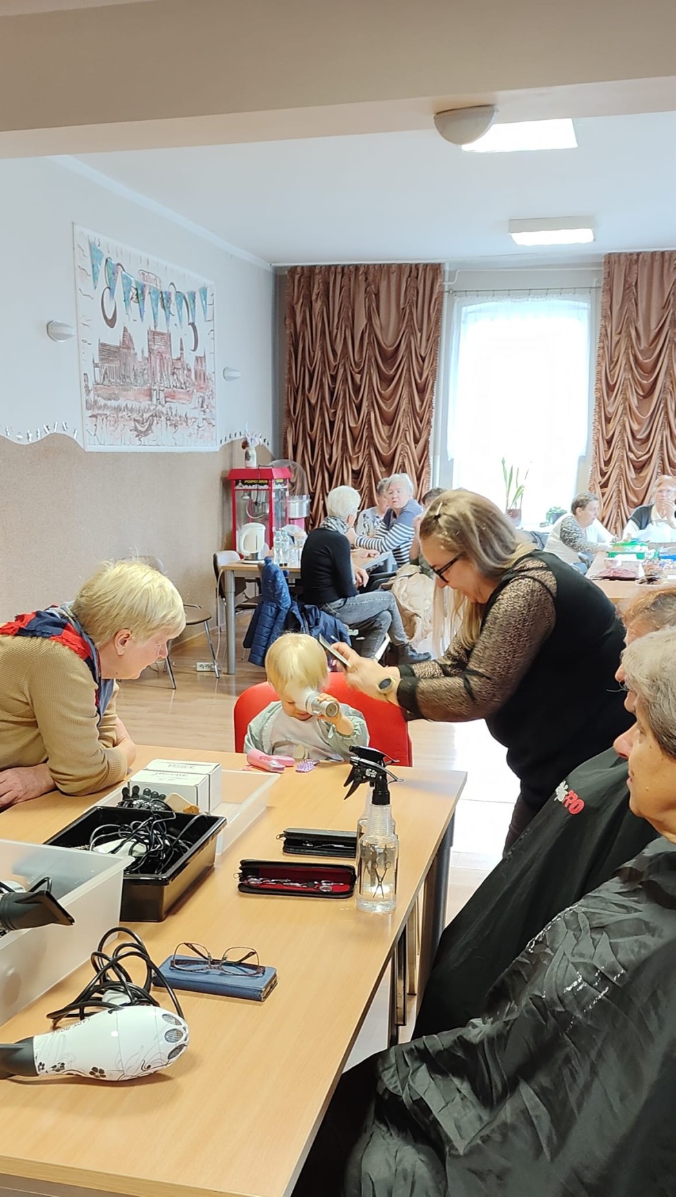 Gmina Malbork. Mistrzyni Świata fryzjerstwa Karolina Hajdukiewicz bezpłatnie ostrzyże seniorów z sołectwa Cisy.