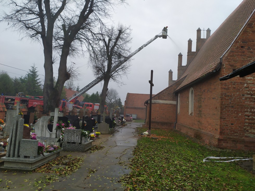 Miłoradz. Ćwiczenia strażackie na terenie kościoła.