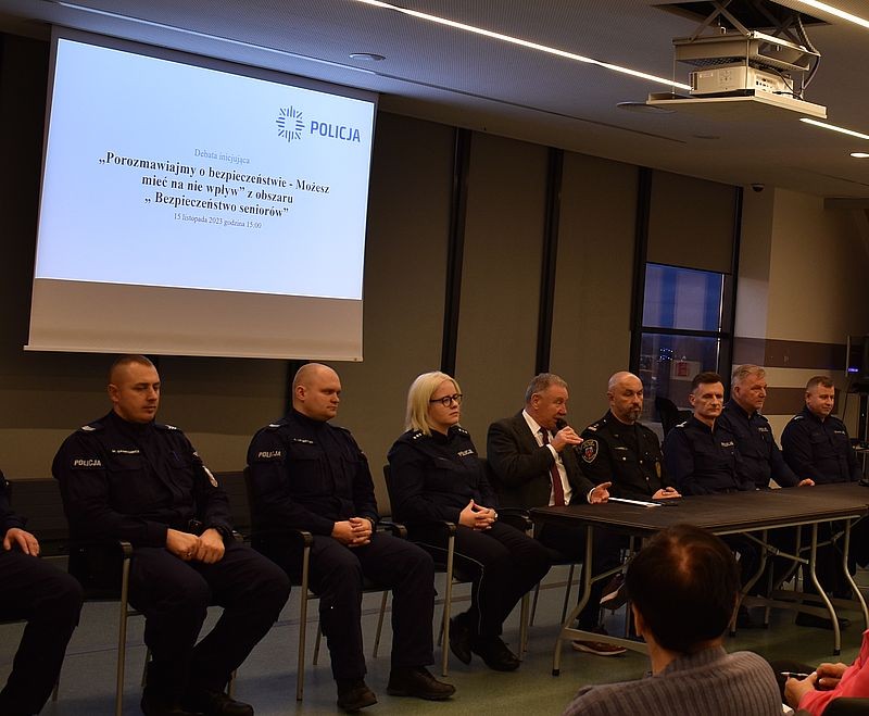 Malbork. Policjanci rozmawiali z seniorami o bezpieczeństwie.