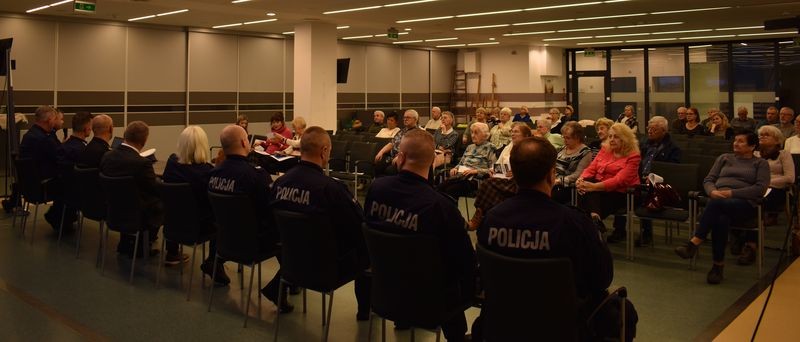 Malbork. Policjanci rozmawiali z seniorami o bezpieczeństwie.