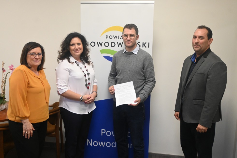 Powiat nowodworski. Wkrótce przebudowa drogi powiatowej w Wiśniówce – podpisano stosowną umowę.