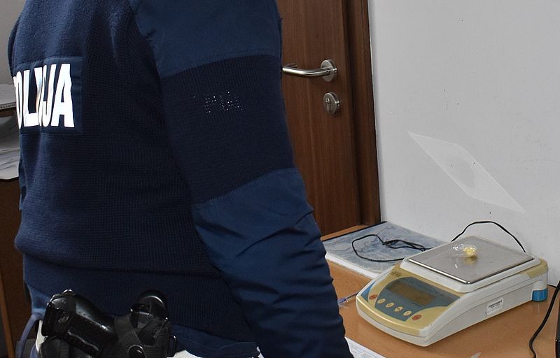 Malbork. Policyjny pościg ulicami miasta za skradzioną skodą – kierowca oraz pasażer porzucili pojazd i uciekali pieszo.