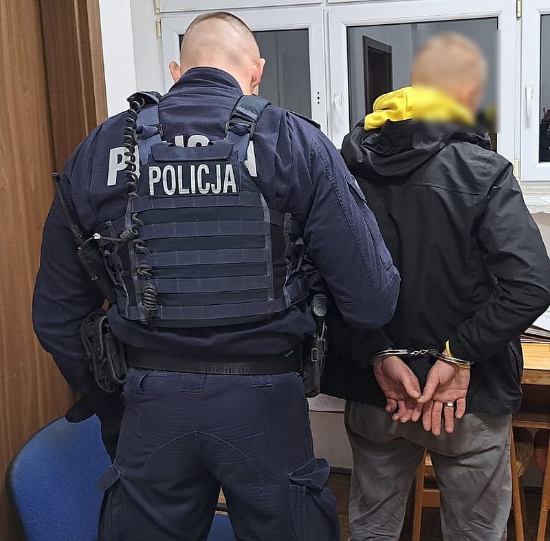 Malbork. Policyjny pościg ulicami miasta za skradzioną skodą – kierowca oraz pasażer porzucili pojazd i uciekali pieszo.