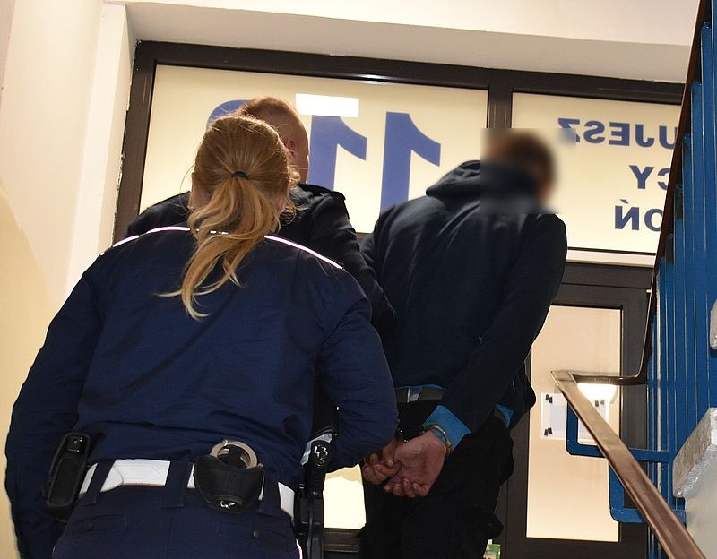 Malbork. Policyjny pościg ulicami miasta za skradzioną skodą – kierowca oraz pasażer porzucili pojazd i uciekali pieszo.