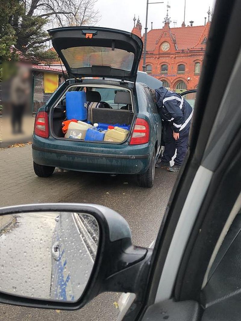 Malbork. Policyjny pościg ulicami miasta za skradzioną skodą – kierowca oraz pasażer porzucili pojazd i uciekali pieszo.
