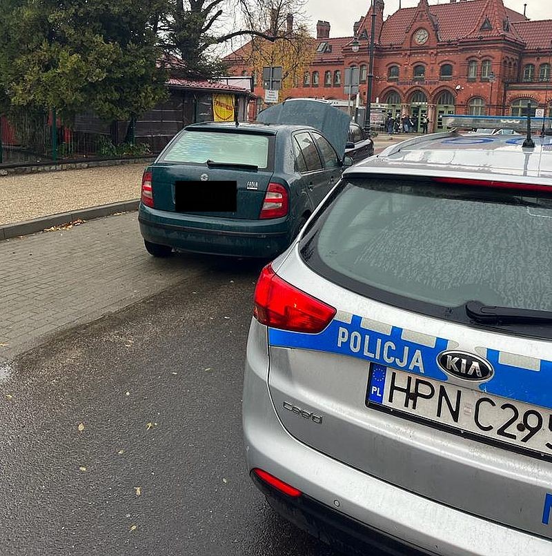 Malbork. Policyjny pościg ulicami miasta za skradzioną skodą – kierowca oraz pasażer porzucili pojazd i uciekali pieszo.