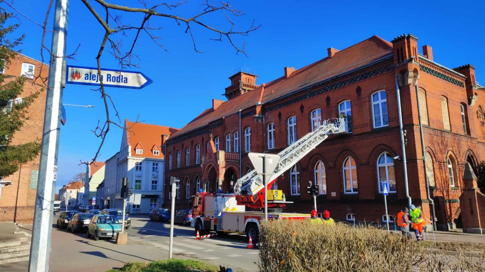Malbork. Strażacy wezwani do otwarcia mieszkania na ul. 17 Marca - na podłodze leżała nieprzytomna seniorka. Wideo