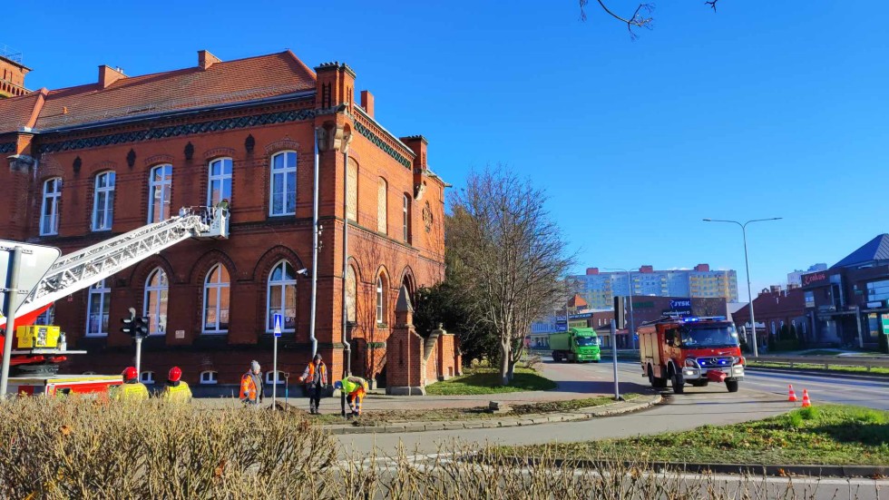 Malbork. Strażacy wezwani do otwarcia mieszkania na ul. 17 Marca - na podłodze leżała nieprzytomna seniorka. Wideo