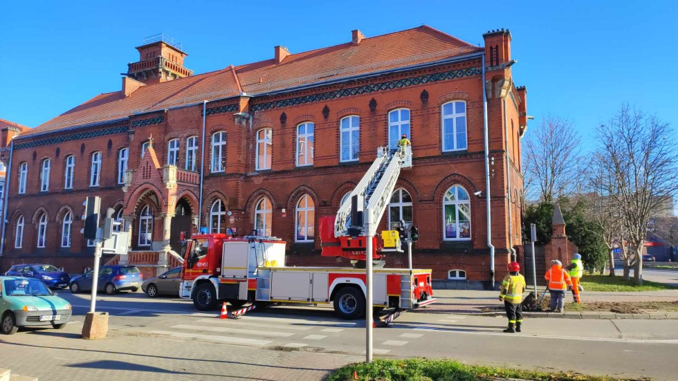Malbork. Strażacy wezwani do otwarcia mieszkania na ul. 17 Marca - na podłodze leżała nieprzytomna seniorka. Wideo