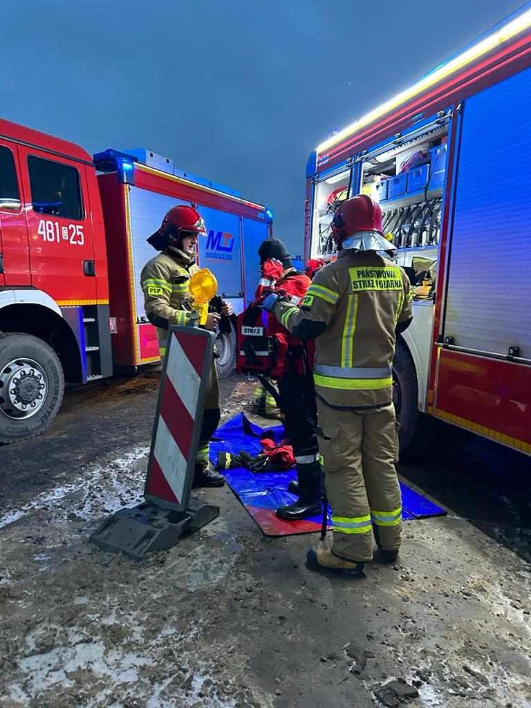 DK22. Auto wpadło do rowu z wodą na remontowanym odcinku w gminie Stare Pole.