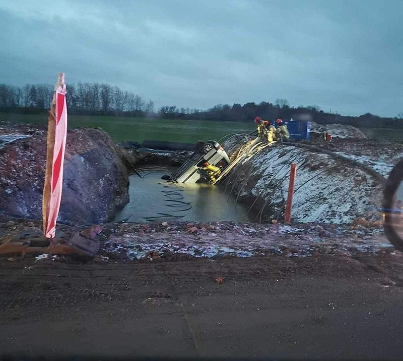DK22. Auto wpadło do rowu z wodą na remontowanym odcinku w gminie Stare Pole.