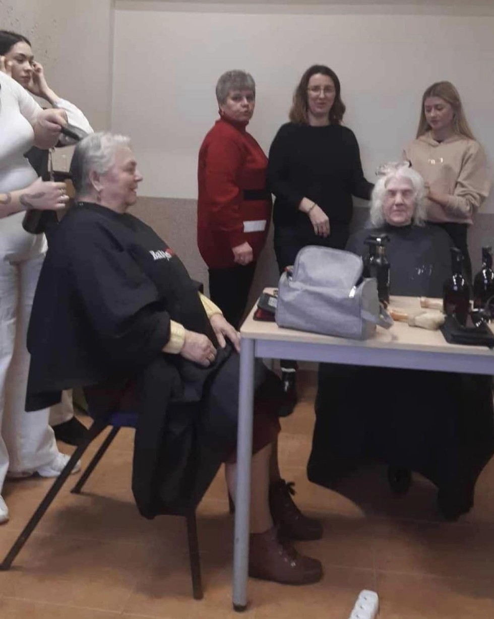 Gmina Malbork. Bezpłatnie strzyżenie seniorów – teraz przyszła kolej na sołectwo Lasowice Wielkie.