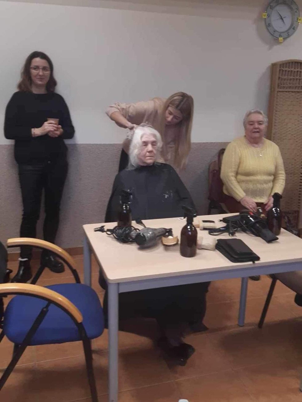 Gmina Malbork. Bezpłatnie strzyżenie seniorów – teraz przyszła kolej na sołectwo Lasowice Wielkie.
