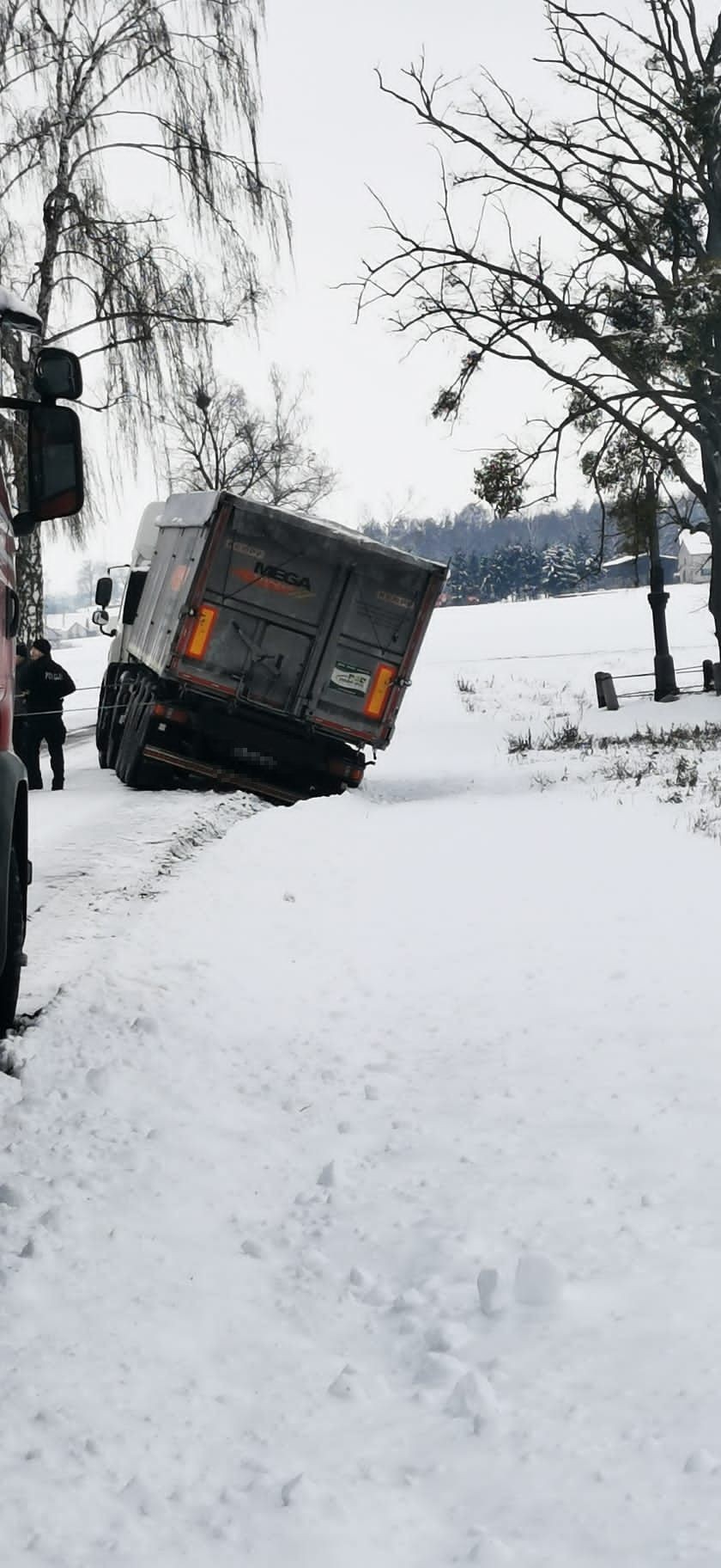Powiat sztumski. Ciężarówka ze zbożem zsunęła się do rowu.