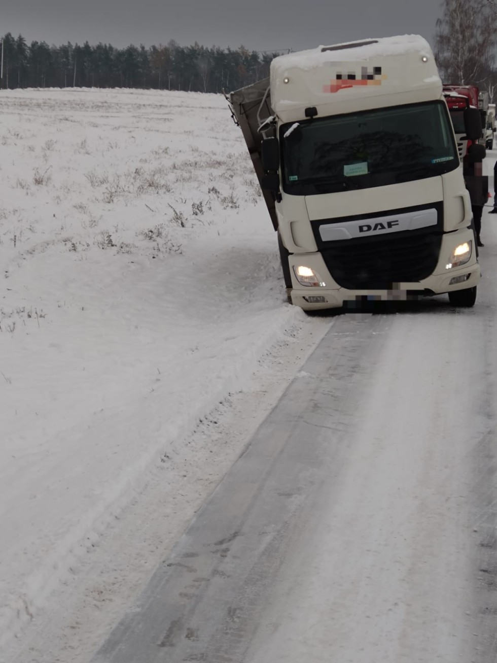 Powiat sztumski. Ciężarówka ze zbożem zsunęła się do rowu.