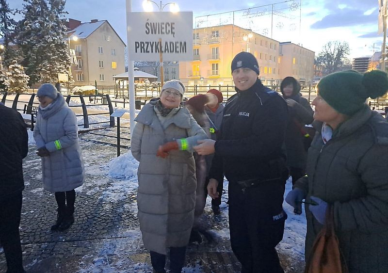 Malbork. Świeć przykładem – Noś odblaski! - wspólny happening funkcjonariuszy i seniorów.