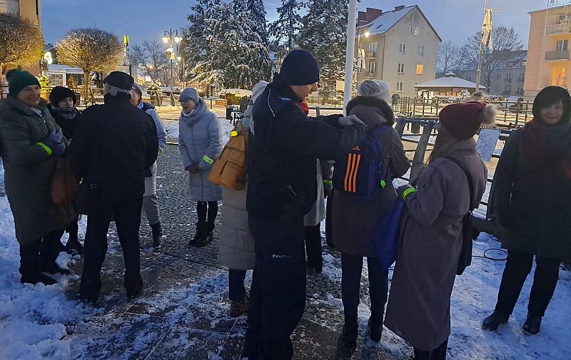 Malbork. Świeć przykładem – Noś odblaski! - wspólny happening funkcjonariuszy i seniorów.