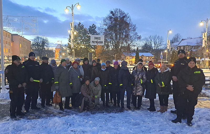 Malbork. Świeć przykładem – Noś odblaski! - wspólny happening funkcjonariuszy i seniorów.