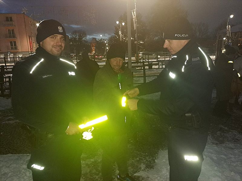 Malbork. Świeć przykładem – Noś odblaski! - wspólny happening funkcjonariuszy i seniorów.