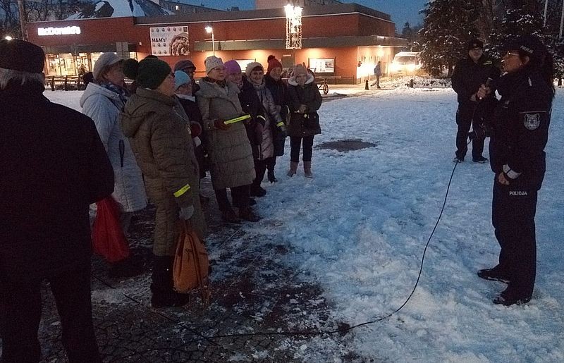 Malbork. Świeć przykładem – Noś odblaski! - wspólny happening funkcjonariuszy i seniorów.