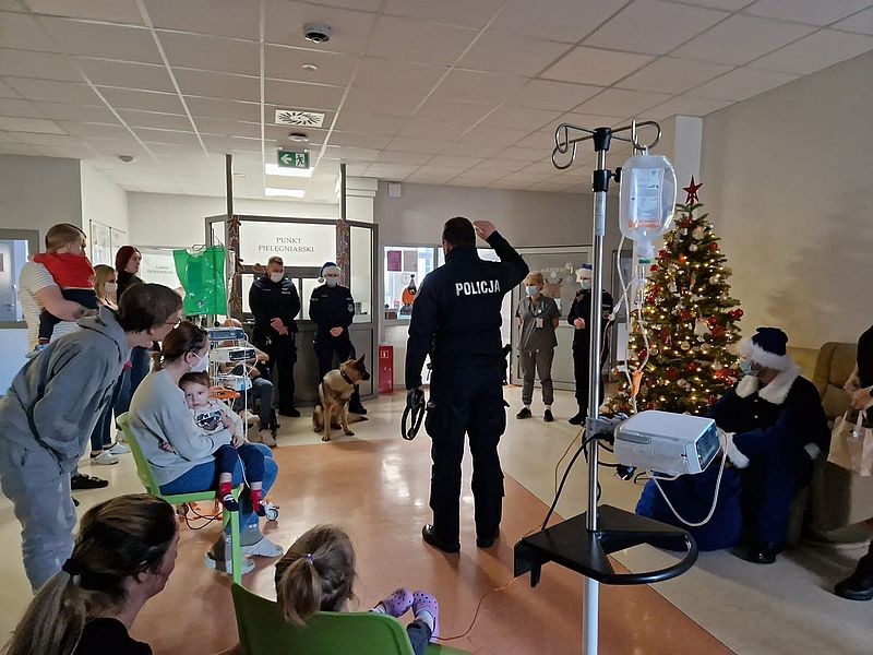 Niebieski Mikołaj z Mentosem odwiedzili dzieci w Klinice Pediatrii w Gdańsku.