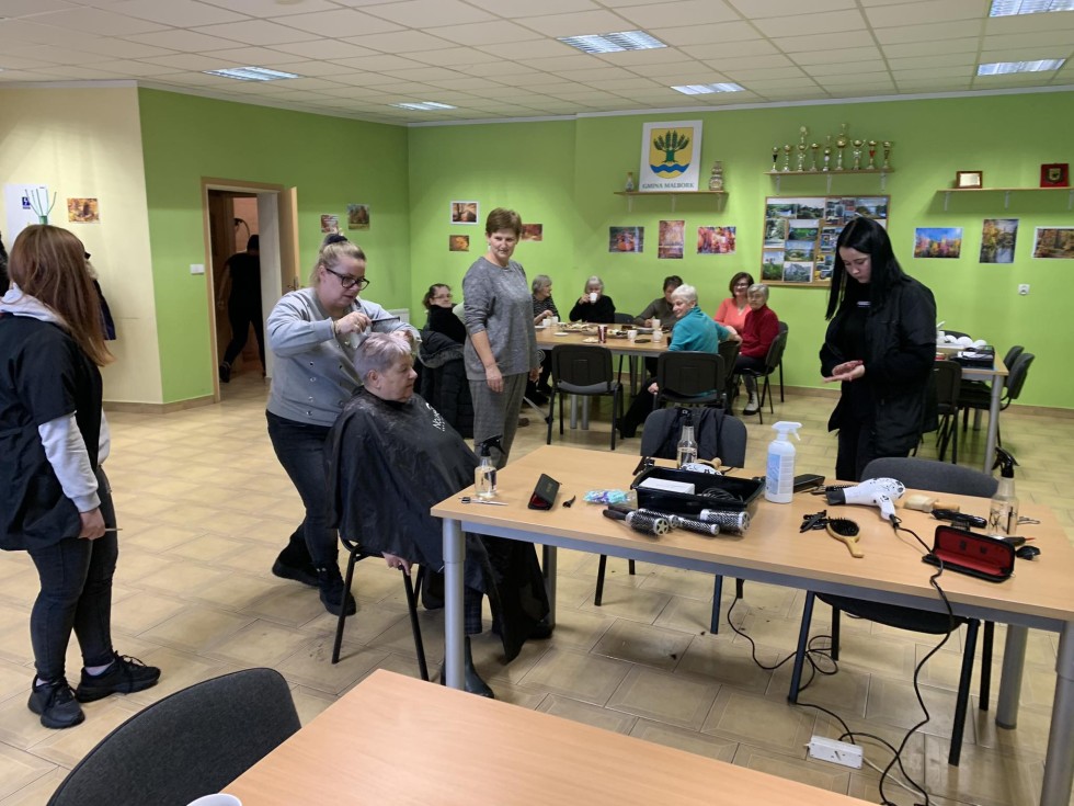 Gmina Malbork. Bezpłatnie strzyżenie seniorów – teraz przyszła kolej na sołectwo Stogi.