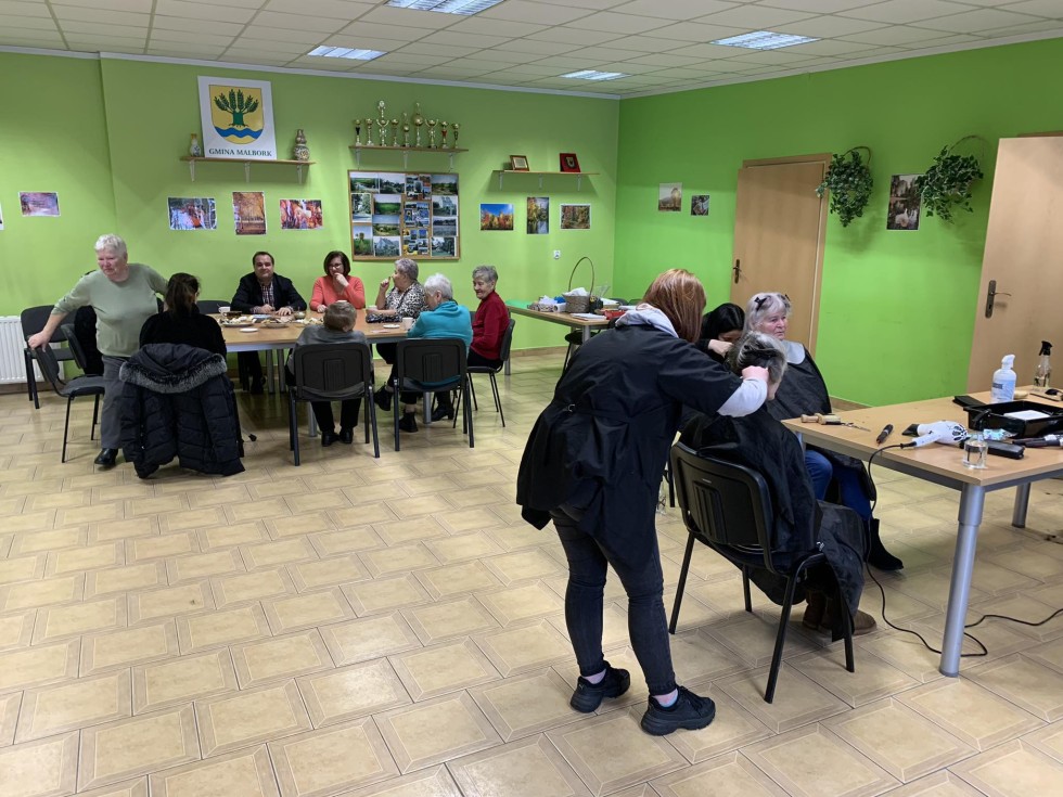 Gmina Malbork. Bezpłatnie strzyżenie seniorów – teraz przyszła kolej na sołectwo Stogi.