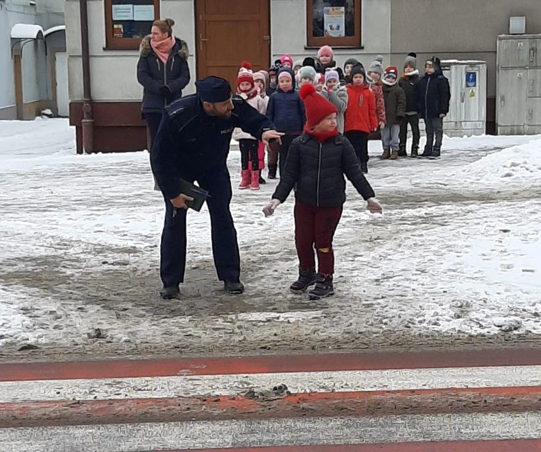 Sztum. Jak bezpiecznie przejść przez jezdnię? - spotkanie policjanta z przedszkolakami.